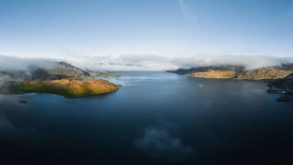 ノルウェー北部の山のある海の空中撮影 — ストック写真