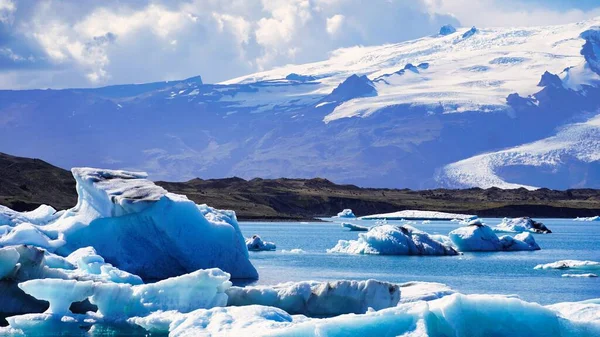 アイスランドのヴァトナヨークトル国立公園の氷河湖ジョクルサロンの眺め — ストック写真
