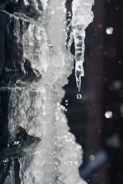Bir Buz Saçağının Dikey Görüntüsü Damlacıklar Izole Bir Zemin Üzerine — Stok fotoğraf