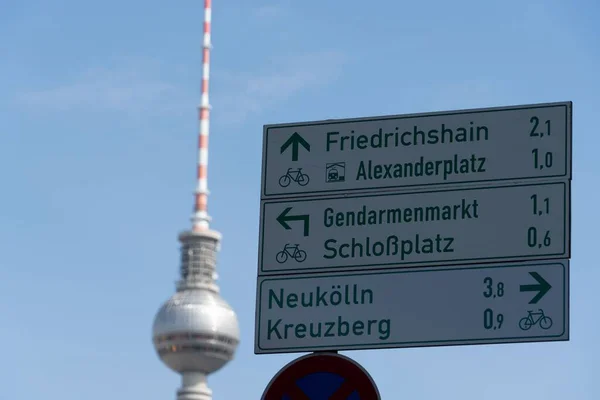 在蓝色的天空背景上 一张显示Alexanderplatz Schlobplaz和Kreuxberg方向的街道标志的特写照片 — 图库照片
