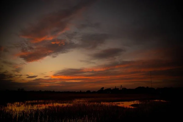 背景に曇り空のあるシェムクリークの美しい夕日 サウスカロライナ州 — ストック写真