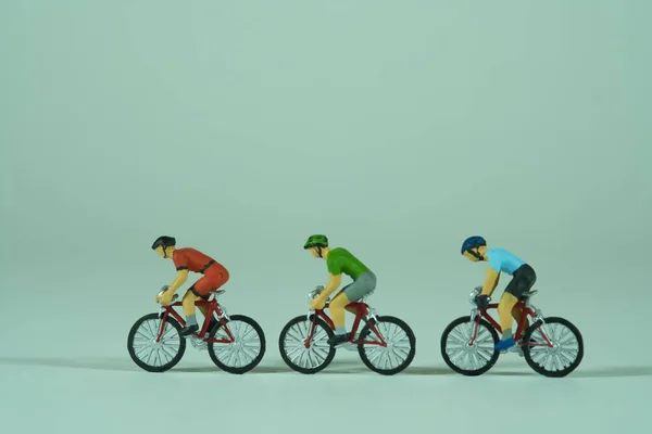 Группа Велосипедистов Изолированных Светлом Фоне Вид Сбоку — стоковое фото