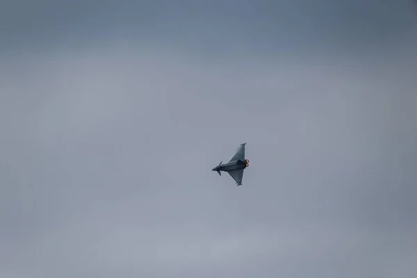 在多云天气下 一架战斗机在布加勒斯特国际航展上的空中拍摄 — 图库照片