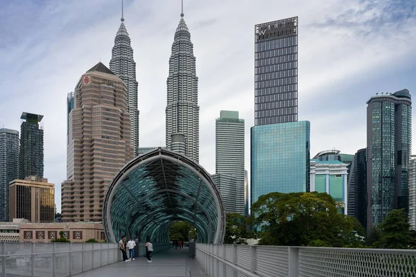 マレーシア クアラルンプールを背景にペトロナスタワーと歩行者橋ピンタササロマ — ストック写真