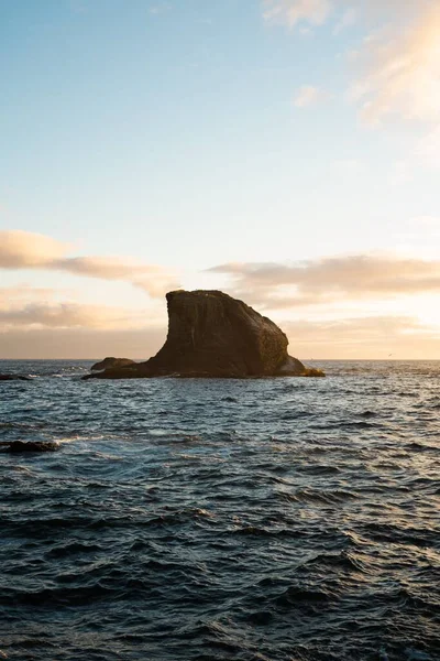 Een Prachtig Landschap Van Een Rots Zee Zonsondergang — Stockfoto