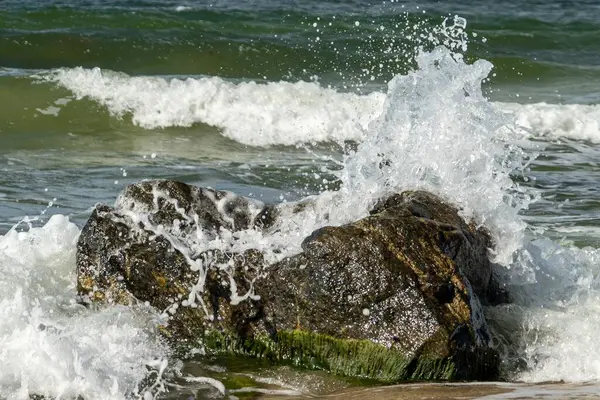 Mořské Vlny Narážejí Velké Vlhké Mechové Skály Břehu — Stock fotografie