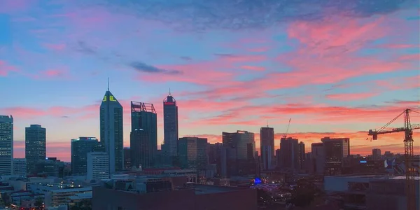 Avustralya Pembe Bir Günbatımında Gökdelenlerin Güzel Bir Görüntüsü — Stok fotoğraf
