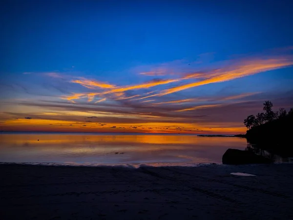 Kudat Malezya Bir Deniz Kıyısında Parlak Turuncu Bir Gün Batımı — Stok fotoğraf