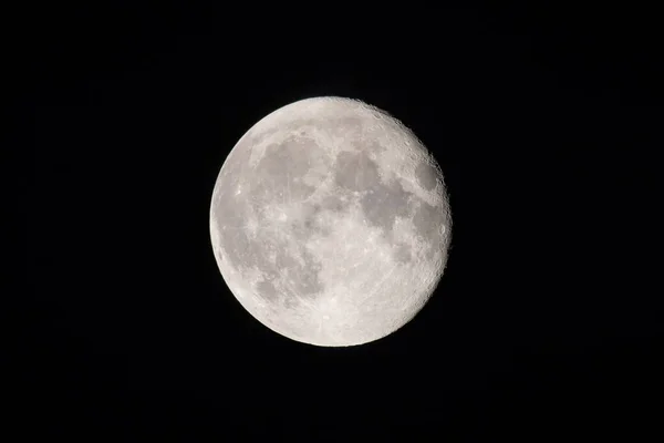在黑暗的天空背景下 一轮满月的风景特写 — 图库照片