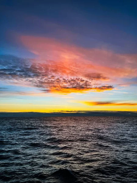 Cielo Puesta Sol Vibrante Sobre Océano Sin Fin — Foto de Stock