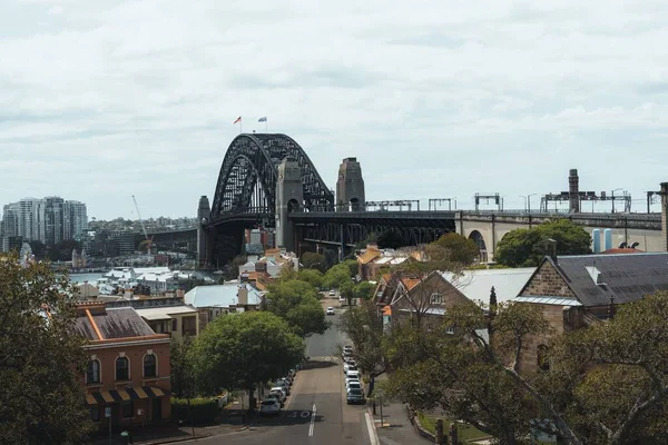 Bulutlu Bir Günde Sydney Limanı Köprüsünün Önündeki Binaların Manzarası — Stok fotoğraf