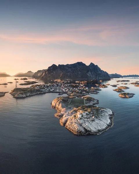 Güzel Pembe Bir Günbatımında Küçük Kayalık Adalarla Birlikte Denizin Dikey — Stok fotoğraf