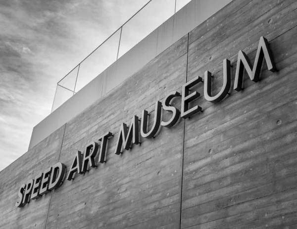 アメリカ ニューヨーク州ルイビルの壁にその名を冠した スピード アート ミュージアム のグレースケール — ストック写真