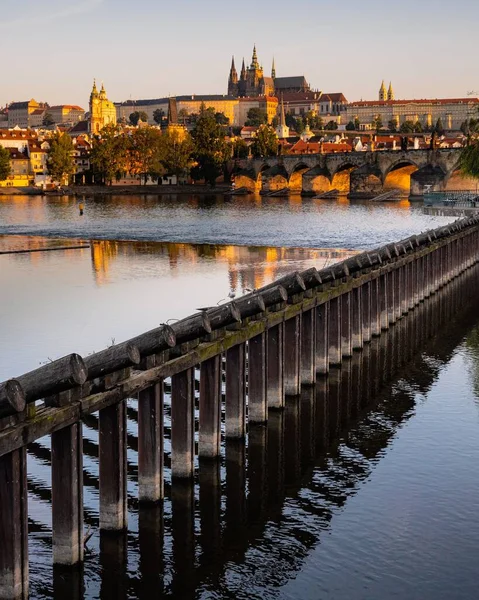 Uma Vertical Castelo Praga Com Reflexão Sobre Rio Vltava Durante — Fotografia de Stock