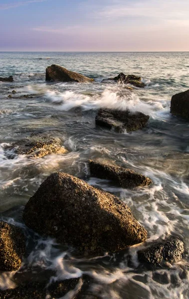 Вертикаль Бурых Морских Камней Воды Длительным Воздействием Вокруг — стоковое фото