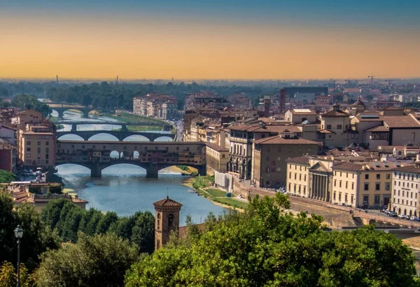 美しい建物や川とフィレンツェの魅惑的な街並み — ストック写真