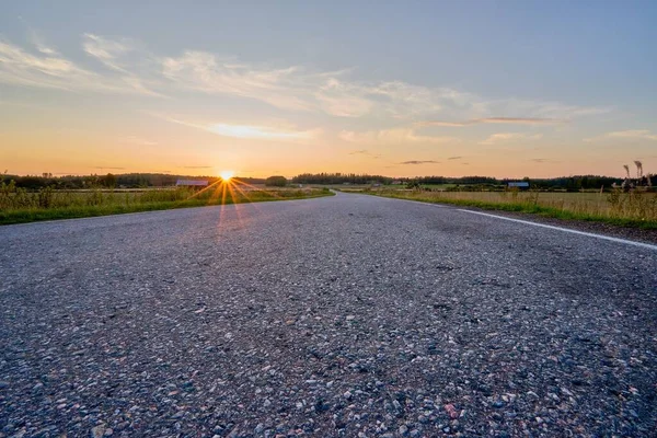 Uma Estrada Vazia Contra Pôr Sol Cênico — Fotografia de Stock