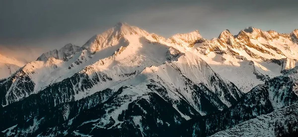 Una Vista Panorámica Montañas Cubiertas Nieve Con Luz Solar Los — Foto de Stock