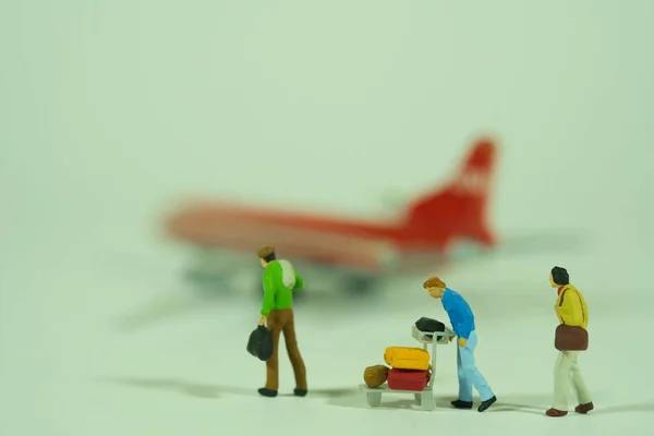 Reisende Mit Gepäck Flughafen Miniaturfiguren Szene — Stockfoto