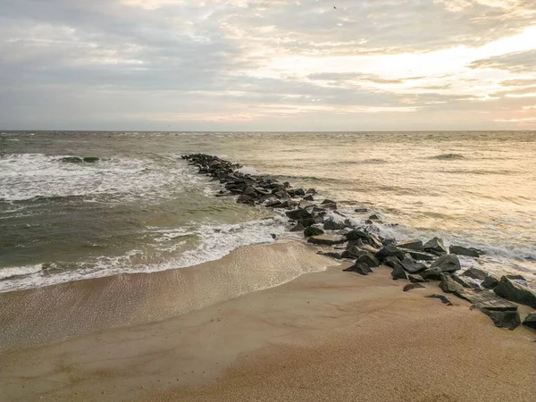 Ruhige Landschaft Mit Steinernen Wellenbrechern Welligen Meer — Stockfoto