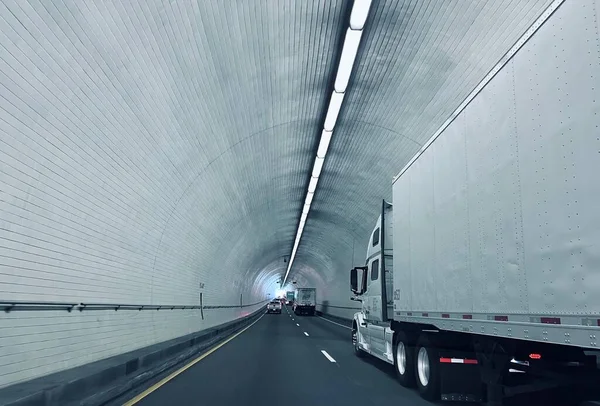 Een Lange Tunnel Met Rijdende Auto Mobile — Stockfoto