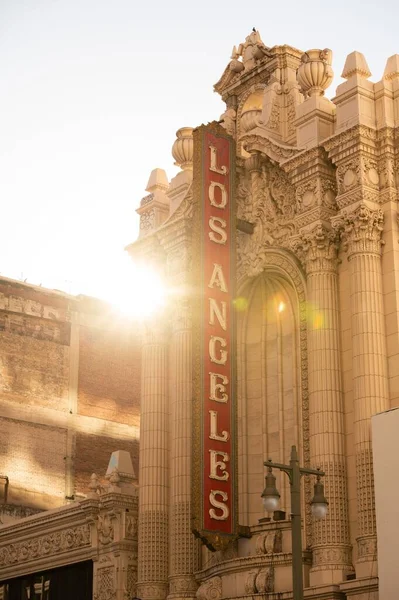 ロサンゼルスの古い劇場と太陽の垂直ショットは その光線を広める — ストック写真