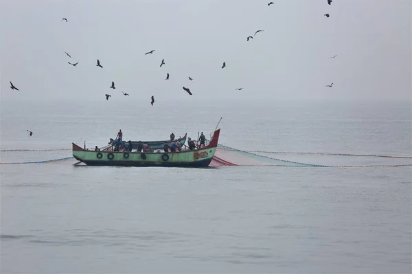 People Fishing Boat Sea Foggy Day — Stock Photo, Image