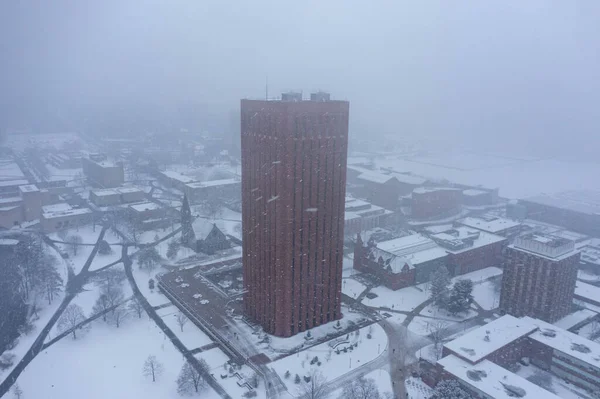 雪嵐の間のマサチューセッツ大学の航空写真 — ストック写真