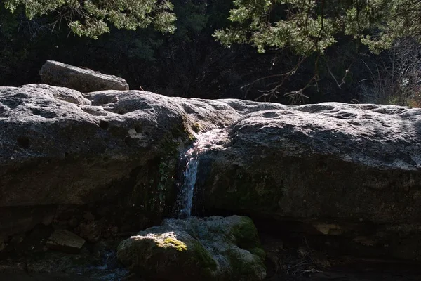岩から流れる水 — ストック写真