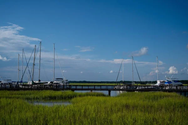 码头上停泊的游艇和绿草的风景 — 图库照片