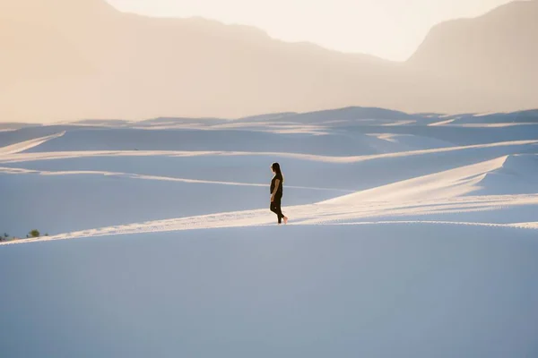 Seorang Wanita Berpakaian Hitam Melihat Depan White Sands National Park — Stok Foto