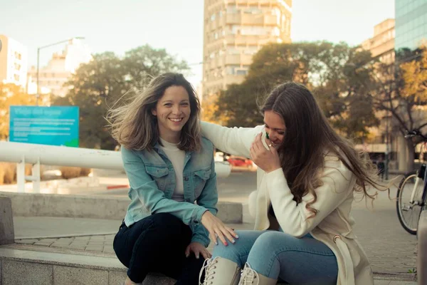 Para Młodych Stylowych Przyjaciółek Siedzących Schodach Śmiejących Się Razem Bawiących — Zdjęcie stockowe