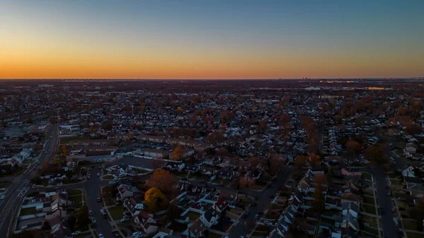 美しい夕日の間の郊外の近所 ロングアイランドの空の景色 — ストック写真