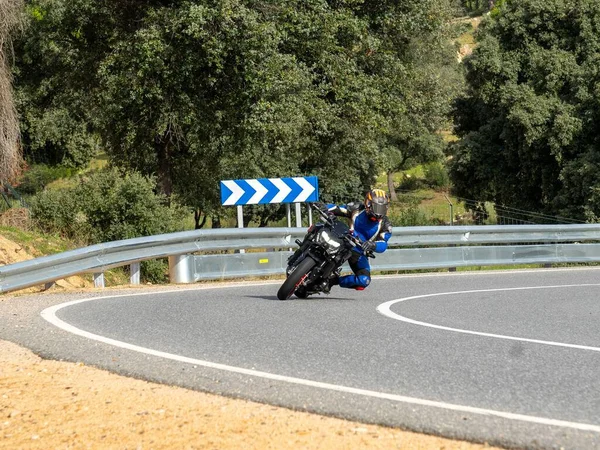 Hombre Con Traje Negro Casco Azul Montado Una Motocicleta Una — Foto de Stock