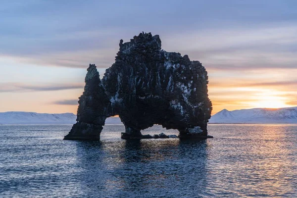 アイスランドの日の出に水の上に大きなHvitserkur石の形成の美しいショット — ストック写真