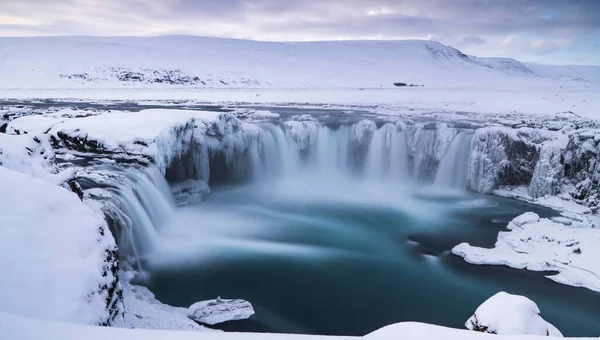 Piękny Wodospad Godafoss Islandii Zimny Śnieżny Zimowy Dzień Górami Tle — Zdjęcie stockowe