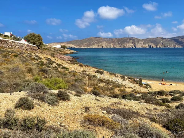 Krásná Přírodní Scenérie Pláže Fokos Kostelem Horami Pozadí Mykonosu Řecko — Stock fotografie