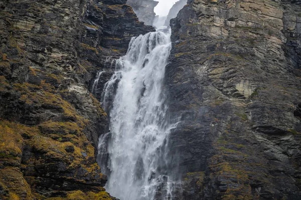 Yüksek Kayalıklardan Akan Güzel Bir Şelale Manzarası — Stok fotoğraf