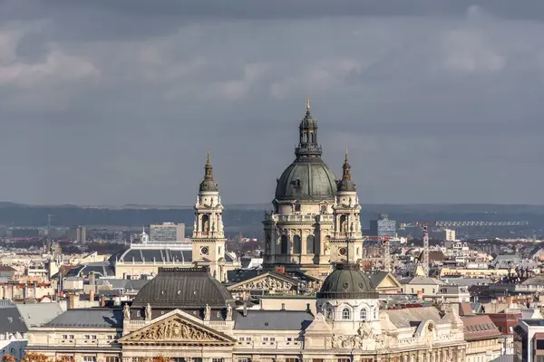 聖シュテファン大聖堂や聖イシュトヴァーンバジリカやハンガリーのブダペストの街並み — ストック写真
