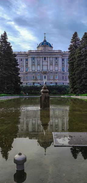 Pionowe Ujęcie Pałacu Królewskiego Madrytu — Zdjęcie stockowe