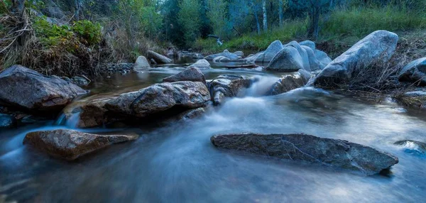 Uma Bela Vista Rio Que Flui Através Grandes Pedras — Fotografia de Stock