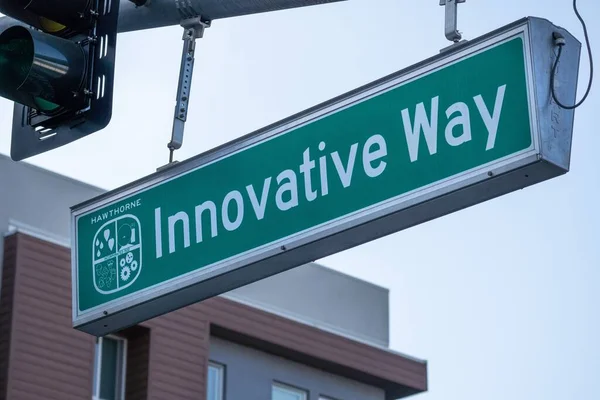 Ein Innovatives Straßenschild Gegen Den Blauen Himmel Hawthorne Kalifornien — Stockfoto