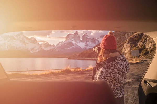 Кавказская Молодая Женщина Фотографирует Красивое Озеро Снежными Горами Заднем Плане — стоковое фото
