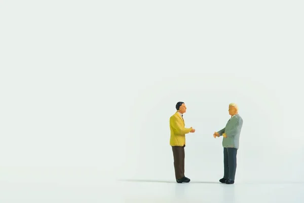Dwie Miniaturowe Postacie Biznesmenów Dyskutujących Białym Tle — Zdjęcie stockowe