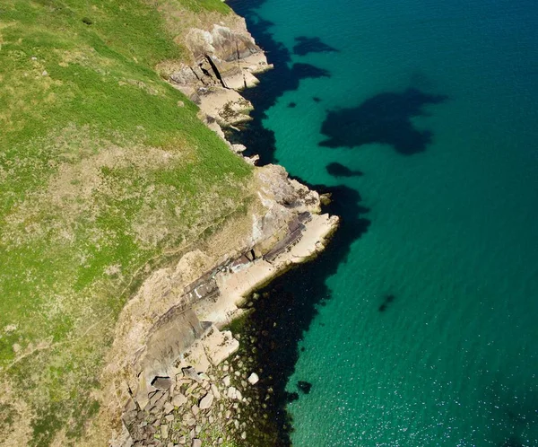 Een Antenne Uitzicht Groene Kliffen Met Uitzicht Zee Ochtend — Stockfoto