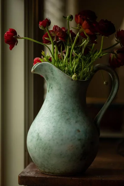 Eine Vertikale Aufnahme Einer Rustikalen Vase Mit Roten Rosen — Stockfoto