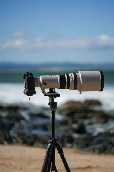 三脚架上的冲浪摄影镜头和相机身体的垂直特写 Jeffreys Bay Africa — 图库照片