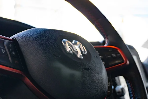 Zbliżenie Kierownicy Dodge Ram 1500 Level Widok Kinowy Światło Słoneczne — Zdjęcie stockowe