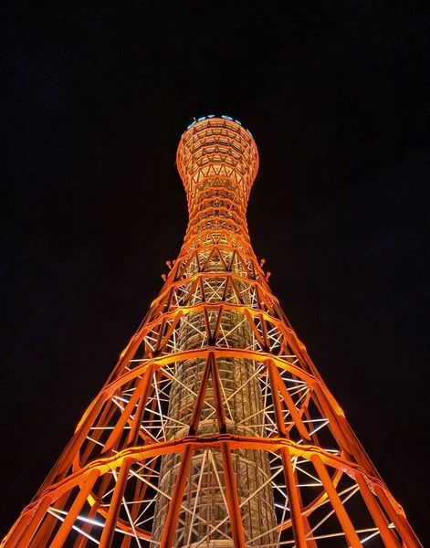 Λαμπρός Ψηλός Πορτοκαλί Πύργος Στο Σκοτάδι — Φωτογραφία Αρχείου