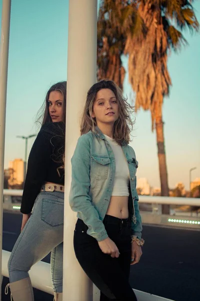 Dos Chicas Hispanas Vestidas Con Ropa Casual Posando Aire Libre — Foto de Stock